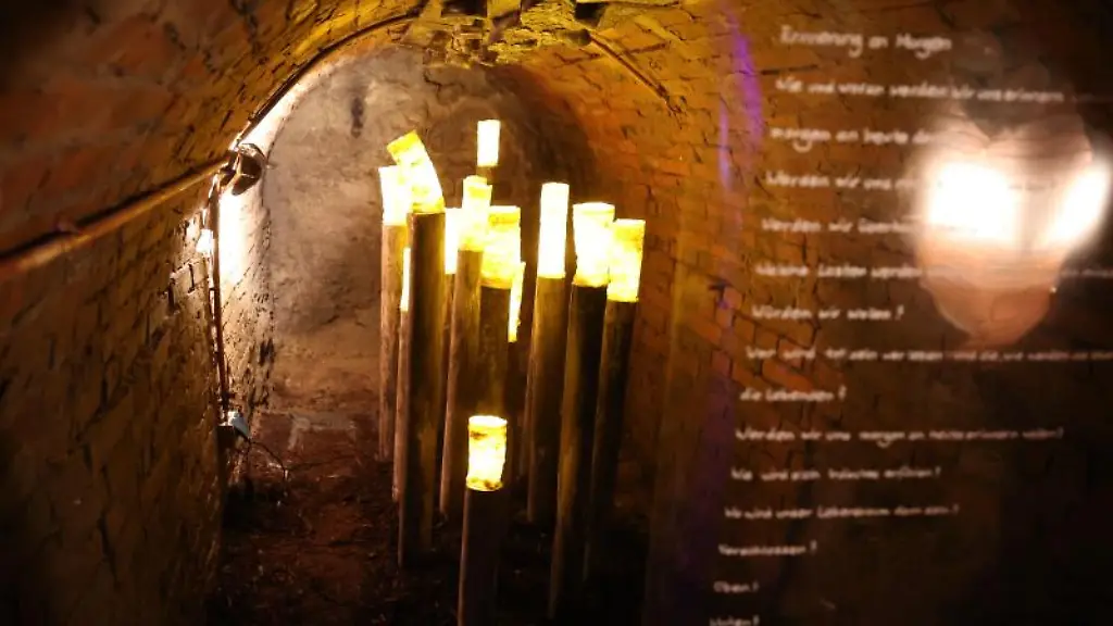 Das-Kunstwerk-Erinnerung-an-Morgen-der-Kuenstler-Gunter-Springsguth-und-Simone-Krug-Springsguth-ist-in-der-Ausstellung-in-einem-unterirdischen-Hoehler-zu-sehen