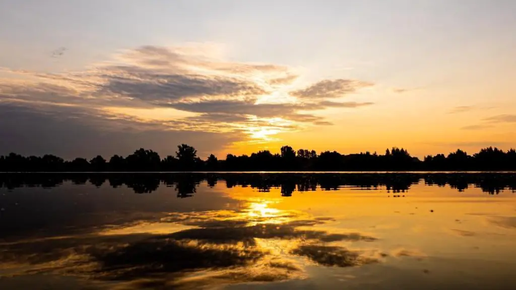 Die-Sonne-geht-ueber-dem-Wietzesee-in-der-Region-Hannover-auf