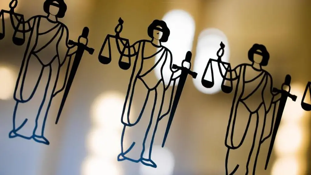 Die-Justitia-ist-an-einer-Scheibe-zu-sehen