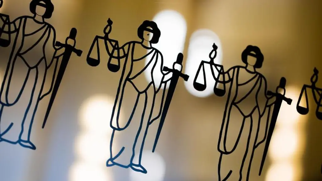 Die-Justitia-ist-an-einer-Scheibe-zu-sehen