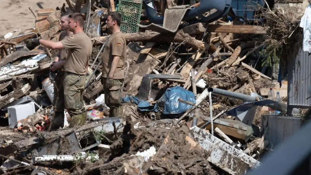 Soldaten-stehen-nach-der-Flutkatastrophe-in-Rheinland-Pfalz-inmitten-von-Truemmern