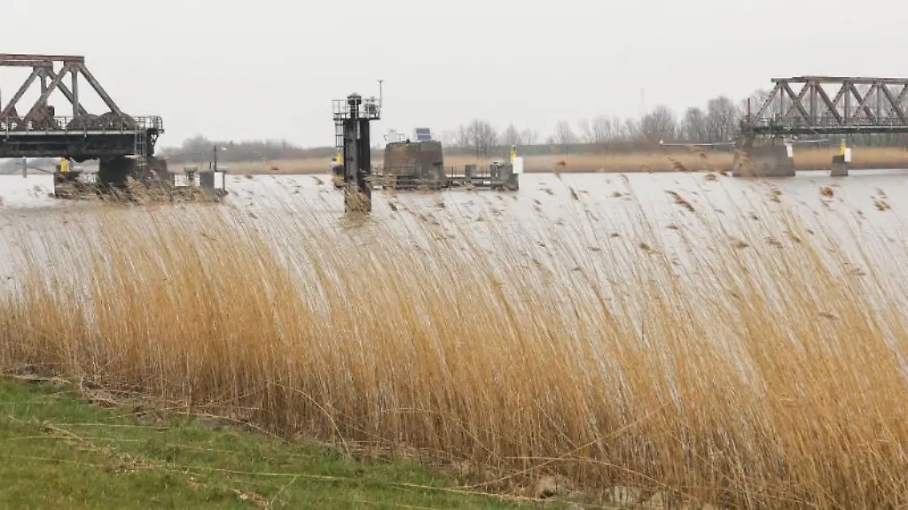 Ein-Blick-auf-die-bei-einer-Kollision-zerstoerte-Friesenbruecke-ueber-die-Ems