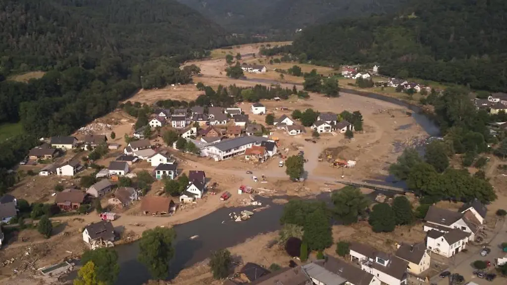 In-der-Gemeinde-Insul-im-Ahrtal-finden-Aufraeumarbeiten-nach-dem-schweren-Unwetter-statt