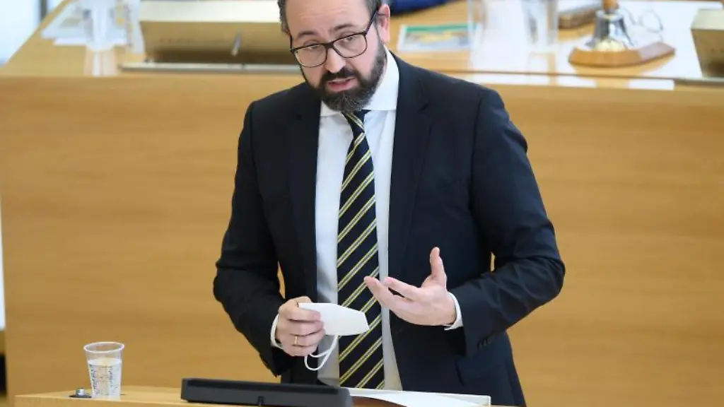 Sachsens-Wissenschaftsminister-Sebastian-Gemkow-CDU-spricht-bei-einer-Landtagssitzung