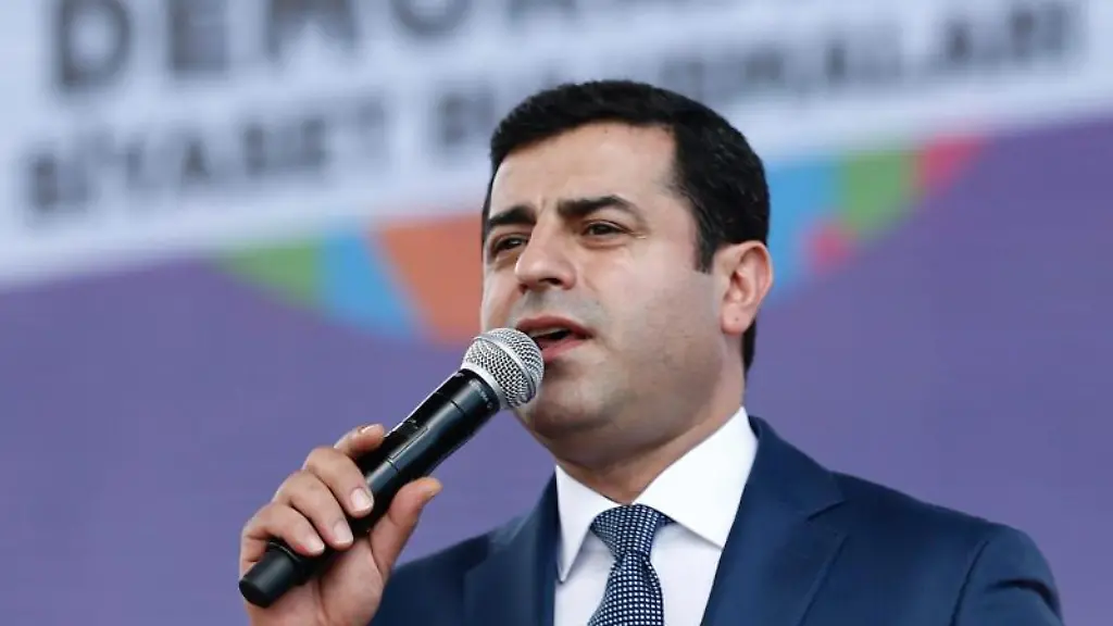 Der-tuerkische-Anwalt-Selahattin-Demirtas-spricht-auf-einer-Kundgebung-in-Istanbul