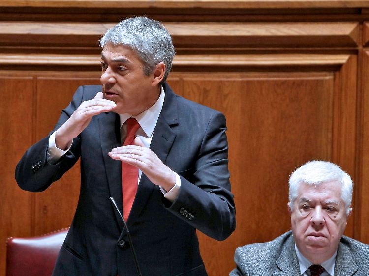 Der europäische Sparzwang könnte ihn das Amt kosten: Regierungschef Jose Socrates (links) und Finanzminister Fernando Teixeira dos Santos im Parlament zu Lissabon.