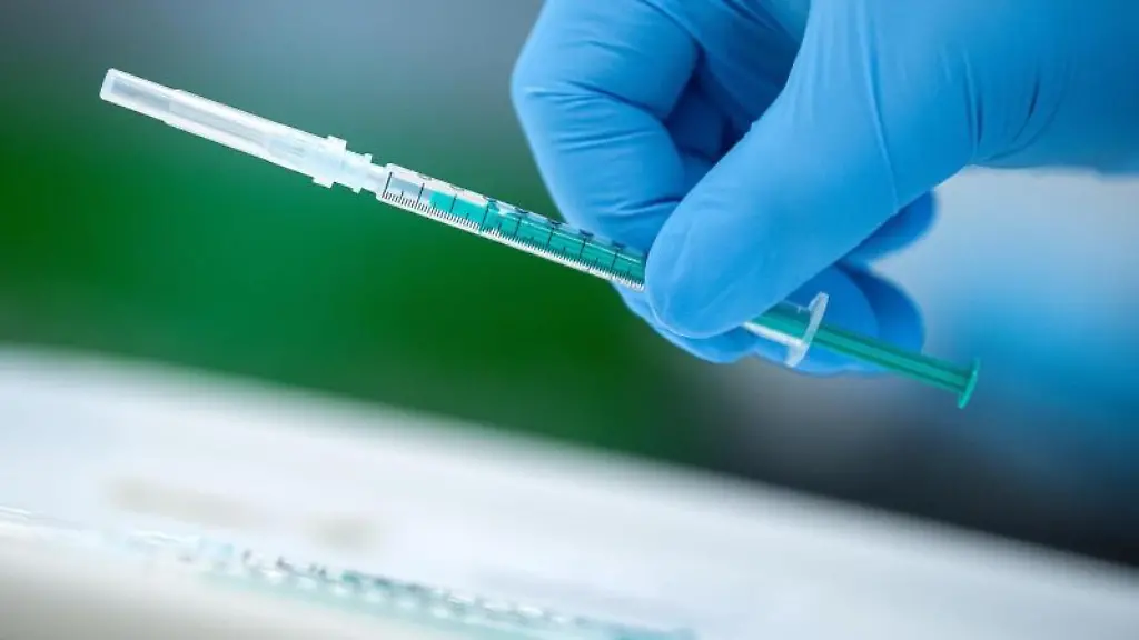 Ein-Arzt-haelt-eine-Impfspritze-in-der-Hand