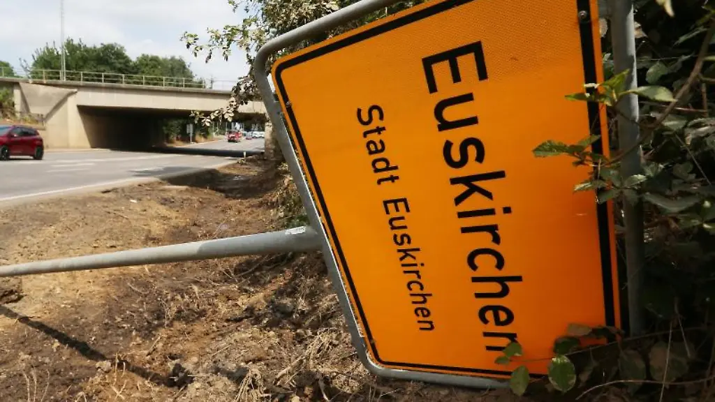 Ein-Ortseingangsschild-zu-dem-Ort-liegt-auf-der-Seite