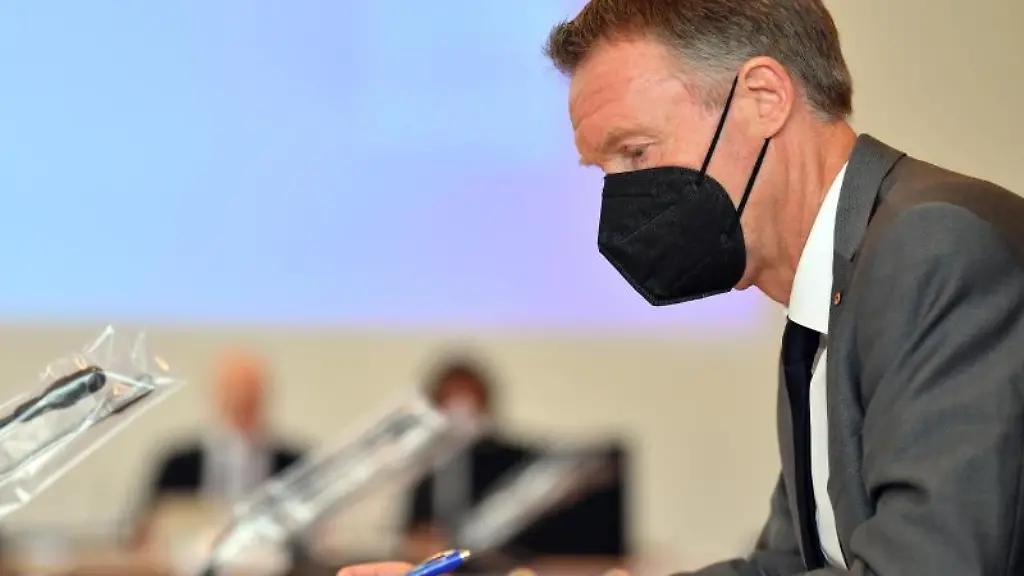 Raymond-Walk-CDU-liest-sich-vor-einer-Sitzung-des-Untersuchungsausschusses-Unterlagen-durch