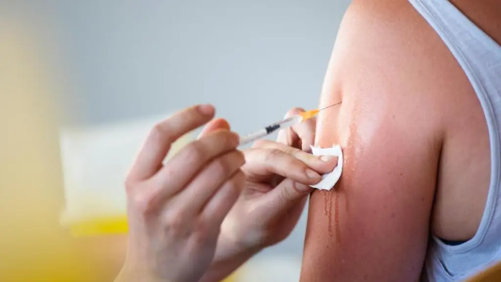 Eine-Aerztin-impft-eine-Frau