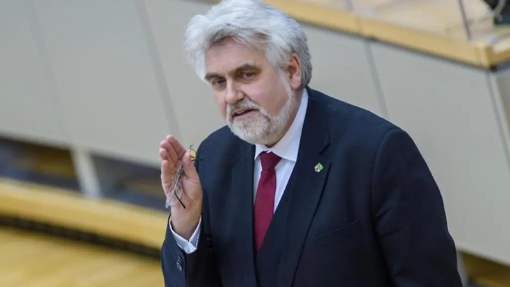 Sachsen-Anhalts-Wirtschaftsminister-Armin-Willingmann-SPD-spricht-bei-einer-Landtagssitzung