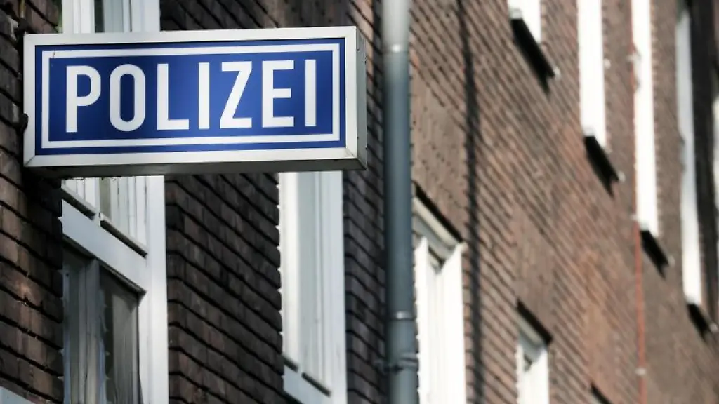 Blick-auf-ein-Polizeipraesidium