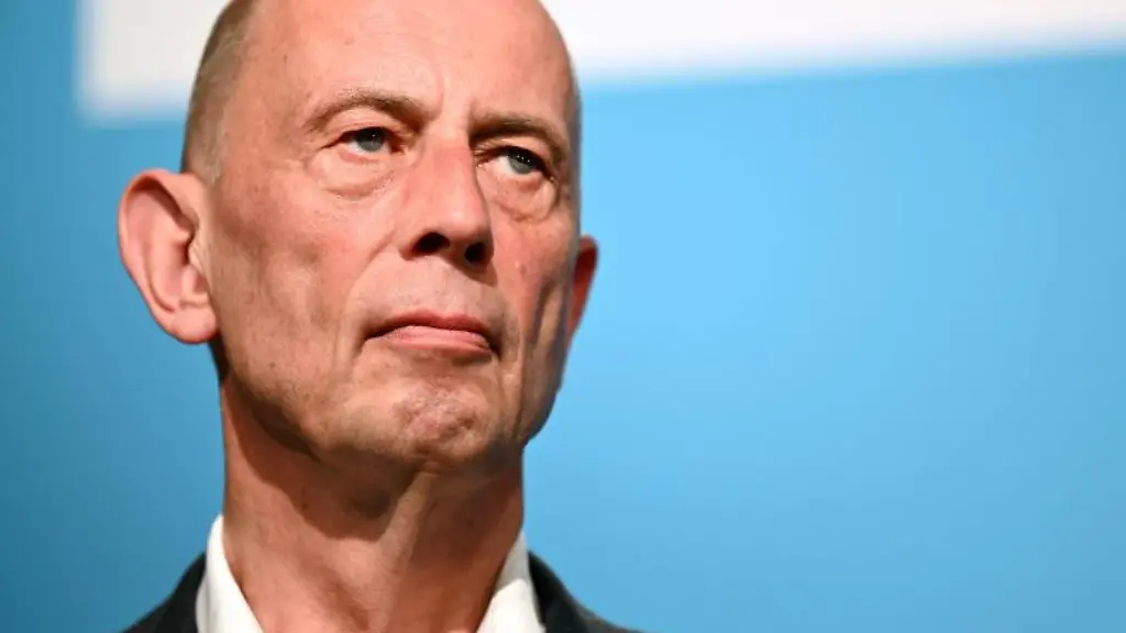 Wolfgang-Tiefensee-SPD-Minister-fuer-Wirtschaft-in-Thueringen-vor-der-Presse