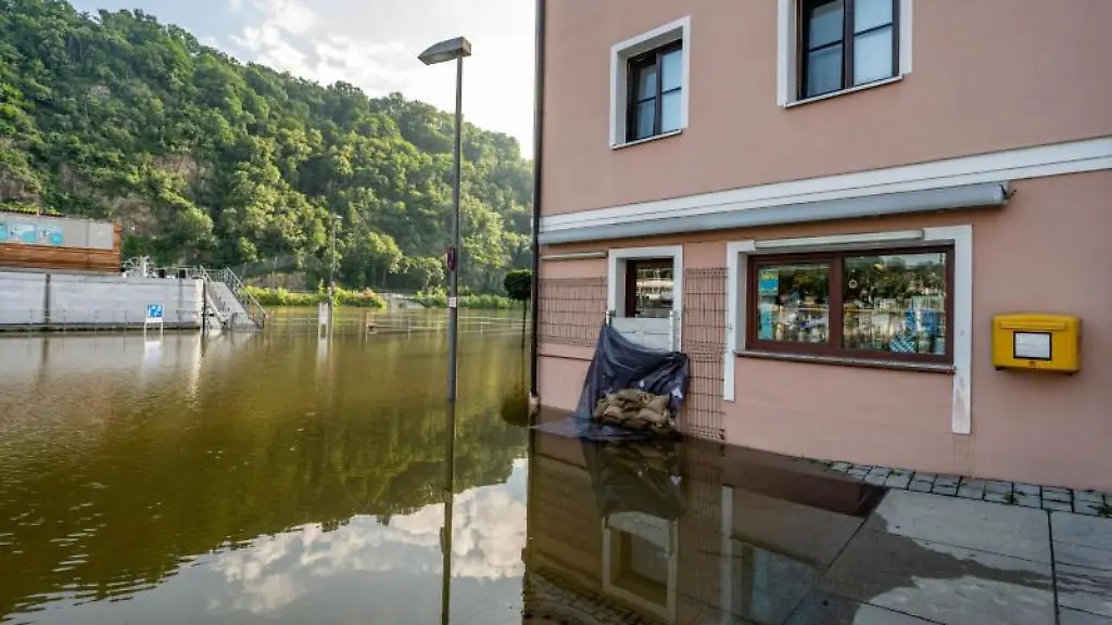 Sandsaecke-schuetzen-den-Eingang-zu-einem-Haus-an-der-Donau-vor-dem-Hochwasser