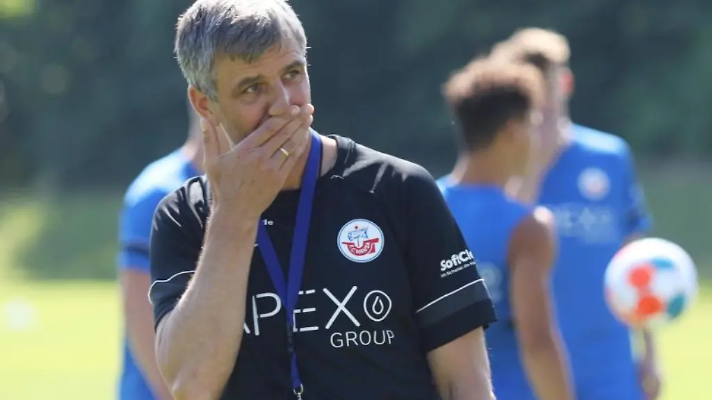 Trainer-Jens-Haertel-steht-beim-Training-auf-dem-Trainingsplatz