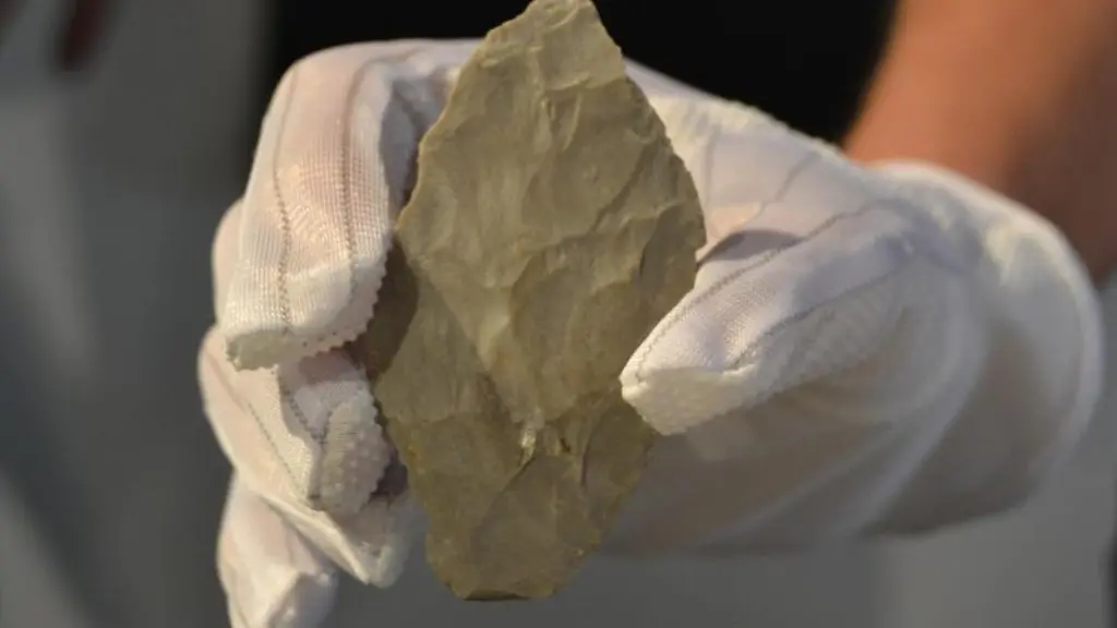 Eine-Blattspitze-aus-der-Welterbe-Hoehle-Hohle-Fels-auf-der-Schwaebischen-Alb