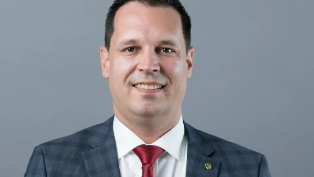 Rico-Anton-CDU-laechelt-in-die-Kamera