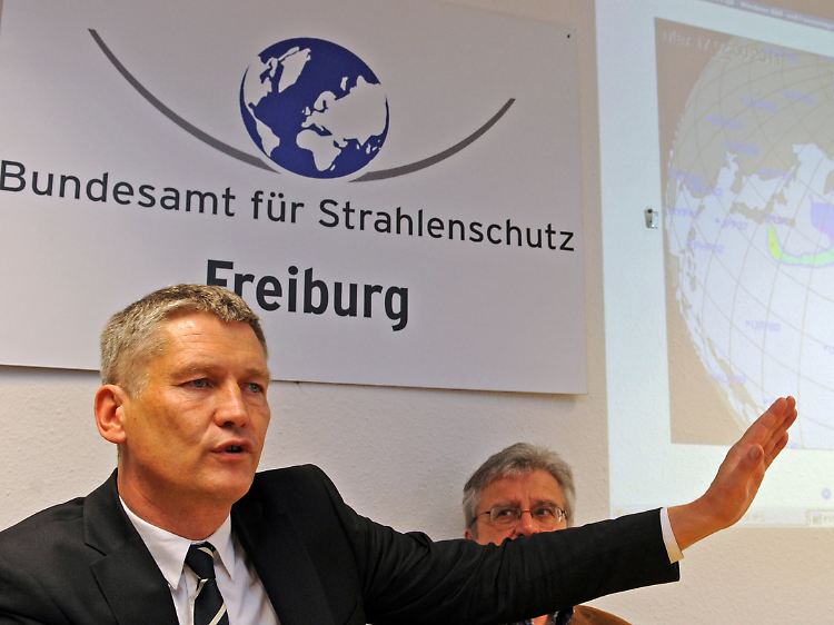 Der Präsident des Bundesamtes für Strahlenschutz, Wolfram König (l), und der Leiter der Frühwarnstation für Radioaktivität, Erich Wirth, erläutern Auswirkungen der atomaren Katastrophe in Japan.