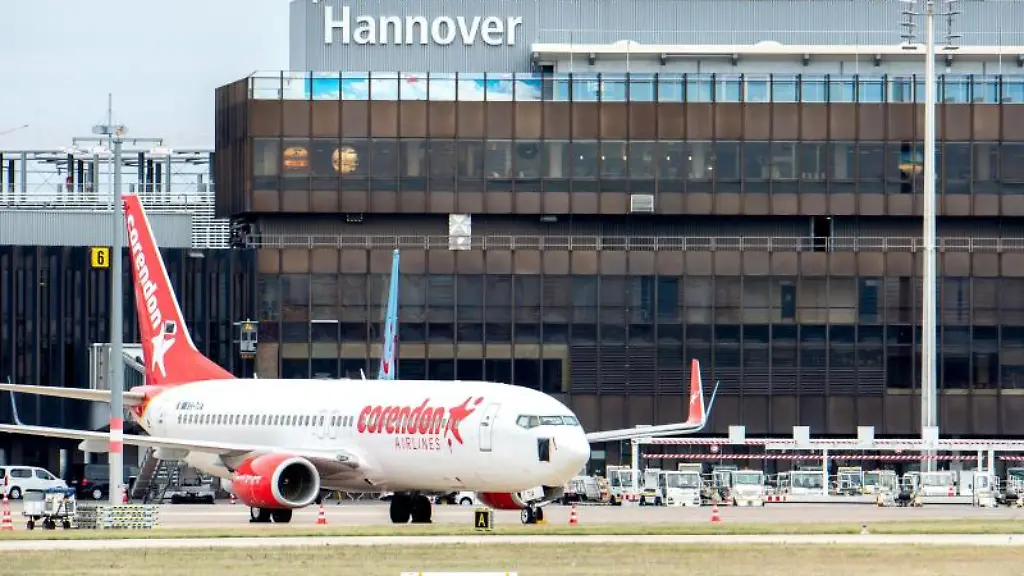 Eine-Boeing-737-der-Fluggesellschaft-Corendon-Airlines-steht-vor-dem-Terminal-am-Flughafen-Hannover
