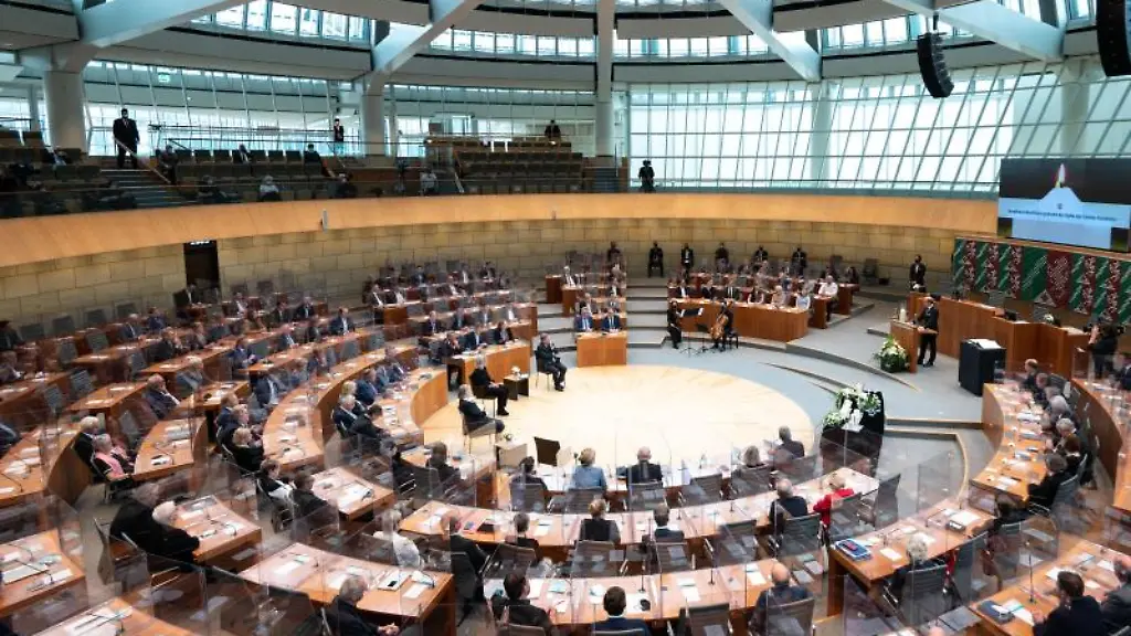 Nordrhein-Westfalens-Landtagspraesident-Andre-Kuper-spricht-im-Landtag