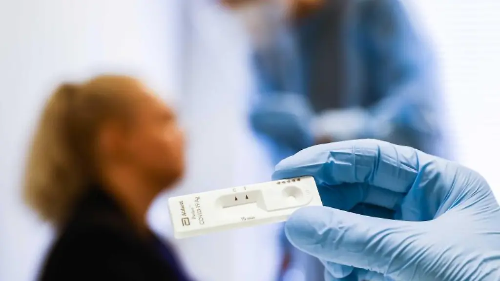 Blick-auf-einen-Corona-Schnelltest-in-einer-Teststation