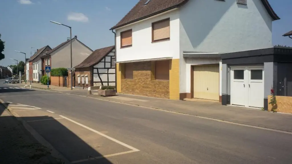 Verriegelte-Haeuser-und-leere-Strassen-sind-im-Stadtteil-Blessem-zu-sehen