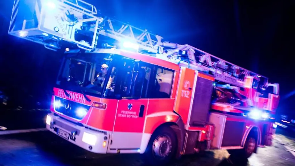 Ein-Einsatzwagen-der-Feuerwehr-trifft-an-der-Unfallstelle-ein