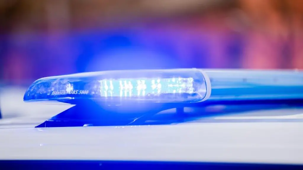 Das-Blaulicht-eines-Polizeifahrzeugs-ist-zu-sehen