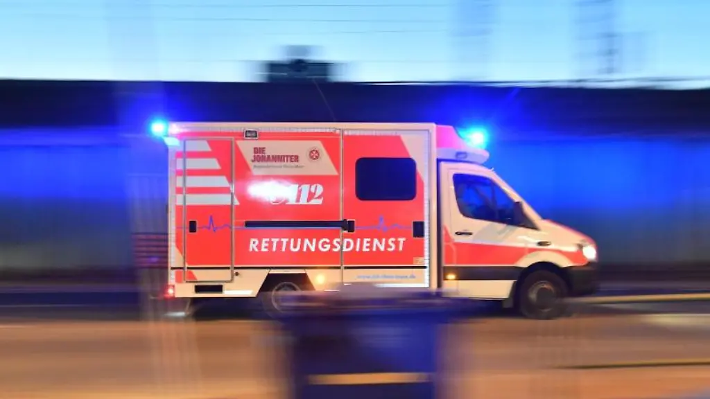 Ein-Rettungswagen-ist-mit-eingeschaltetem-Blaulicht-im-Einsatz