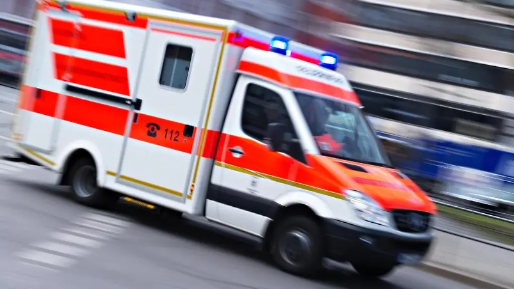 Ein-Rettungswagen-faehrt-mit-Blaulicht