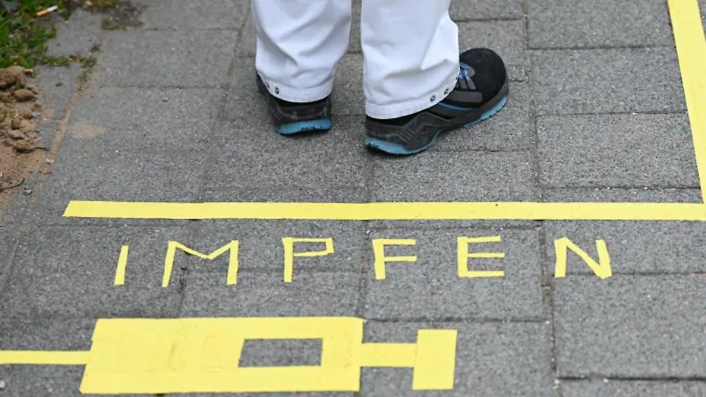 Ein-Mann-wartet-in-der-Naehe-eines-Corona-Impfzentrums