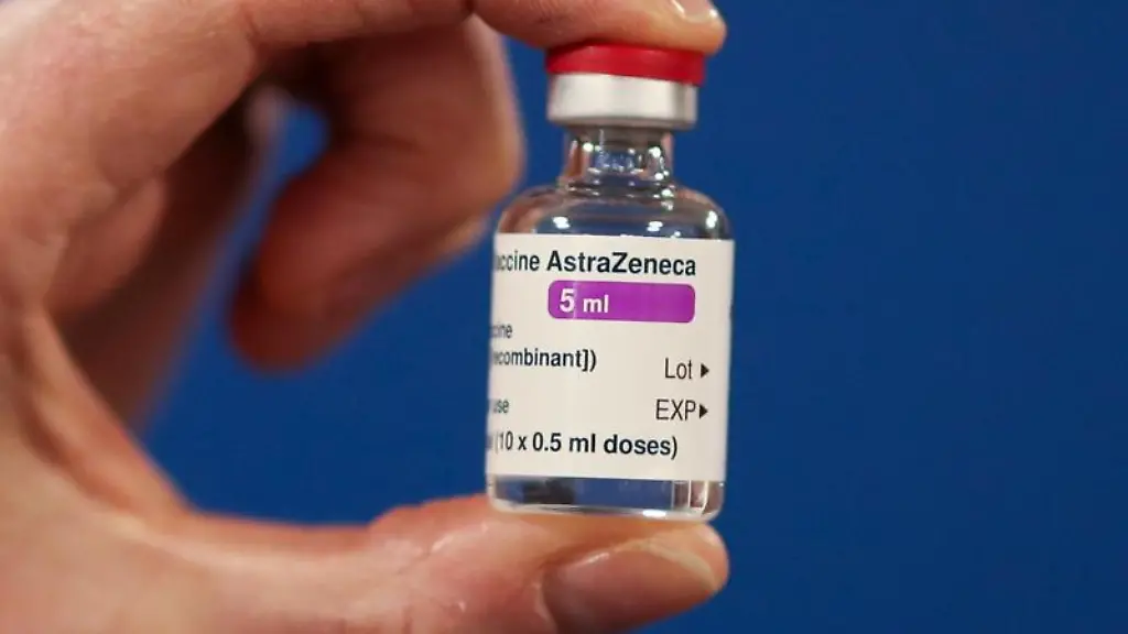 Eine-Ampulle-des-Corona-Impfstoffs-des-Pharmakonzerns-Astrazeneca