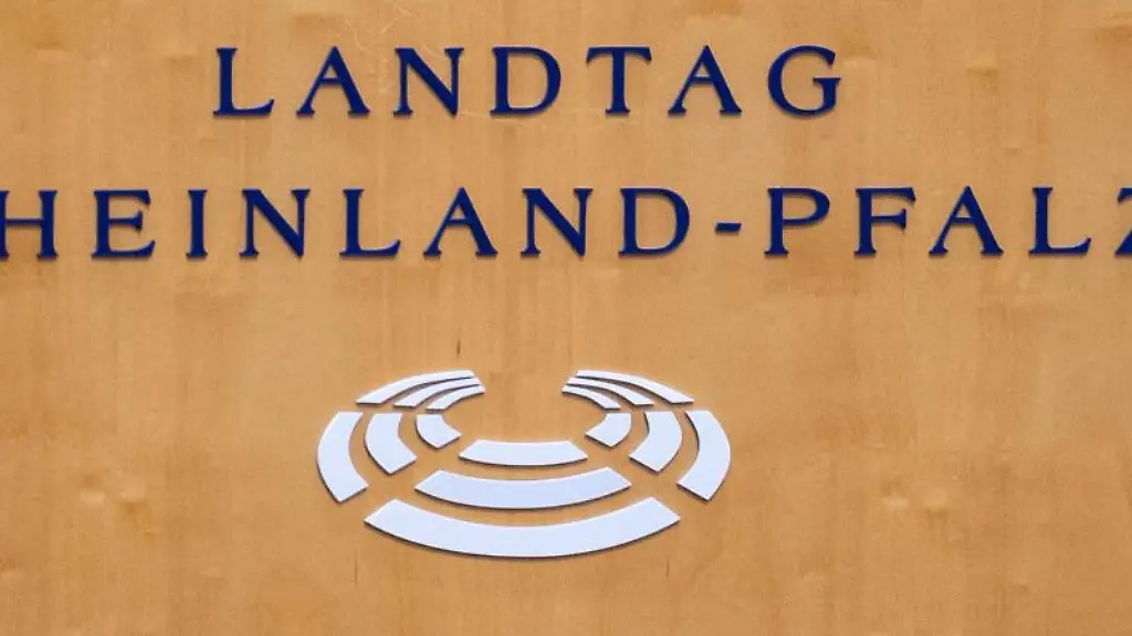 Der-Schriftzug-Landtag-Rheinland-Pfalz-ist-auf-einem-Rednerpult-zu-sehen