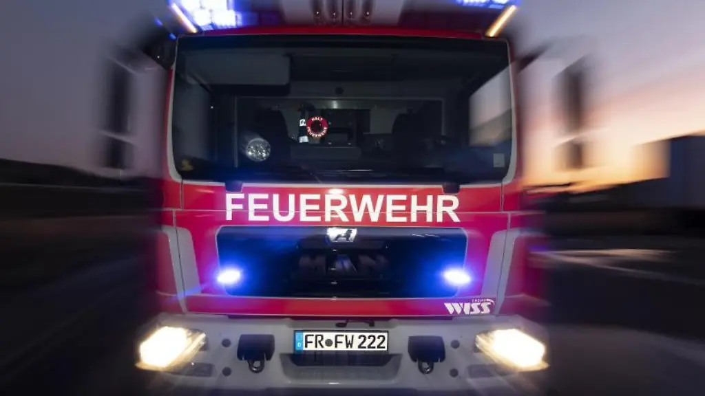 Ein-Feuerwehrfahrzeug-steht-mit-eingeschaltetem-Blaulicht-auf-einer-Strasse