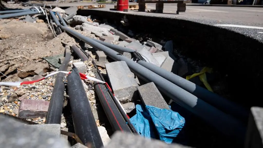 Strom-und-Wasserleitungen-liegen-frei