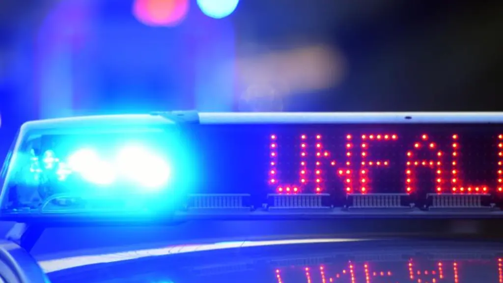 Auf-einem-Polizeifahrzeug-warnt-eine-Leuchtschrift-vor-einer-Unfallstelle