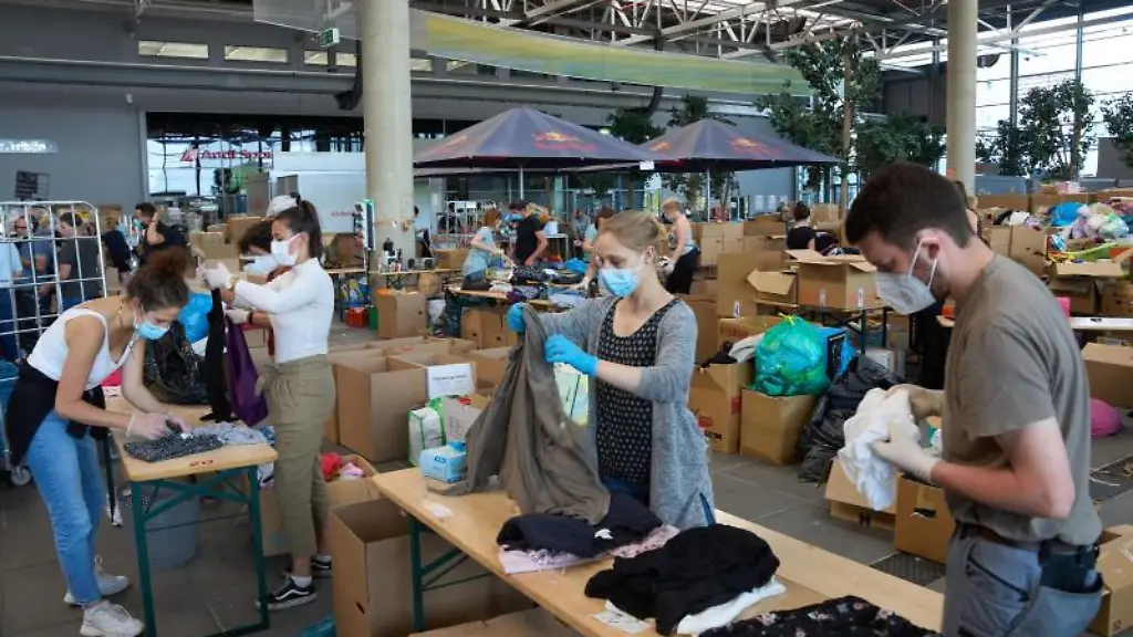 Freiwillige-Helfer-sortieren-am-Spendenzentrum-am-Nuerburgring-Sachspenden-um-sie-an-die-Hochwasseropfer-zu-verteilen