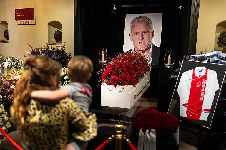 Nachdem-ihm-die-Oeffentlichkeit-sowie-seine-Familie-und-Freunde-die-letzte-Ehre-erwiesen-haben-wird-der-Journalist-am-Donnerstag-beigesetzt