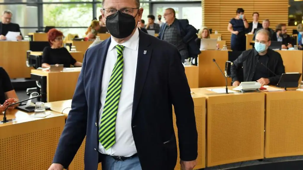 Bodo-Ramelow-Die-Linke-laeuft-durch-den-Plenarsaal-des-Thueringer-Landtags