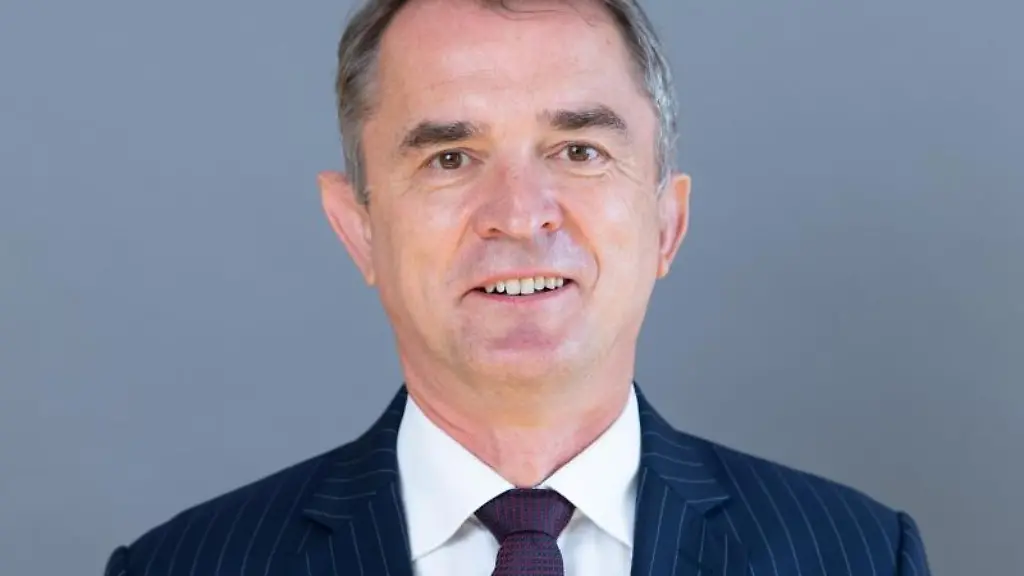 Marco-Tullner-CDU-Bildungsminister-in-Sachsen-Anhalt-laechelt