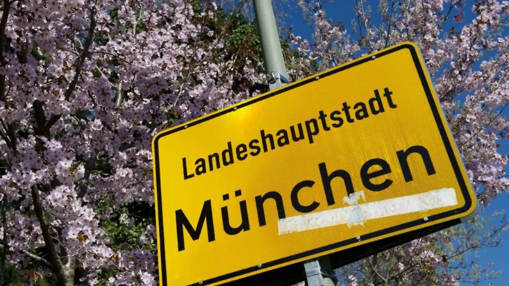 Ein-Ortsschild-mit-der-Aufschrift-Landeshauptstadt-Muenchen