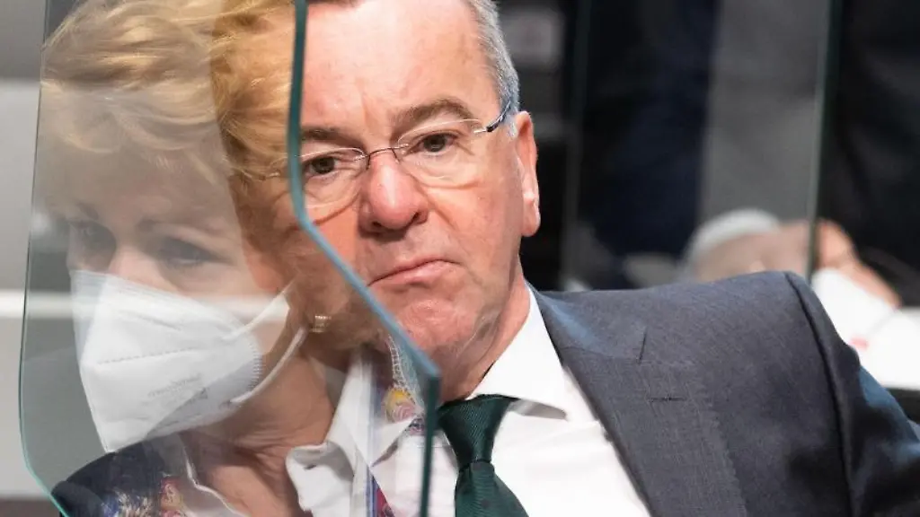 Boris-Pistorius-SPD-sitzt-im-Landtag