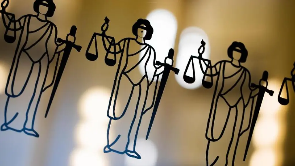 Die-Justitia-ist-an-einer-Scheibe-am-Eingang-zum-Gericht-zu-sehen