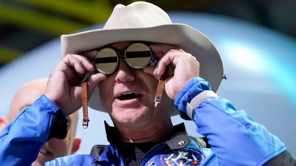 Jeff-Bezos-Gruender-von-Amazon-und-des-Weltraumtourismus-Unternehmens-Blue-Origin-haelt-waehrend-einer-Pressekonferenz-eine-Fliegerbrille-die-der-US-Flugpionierin-Earhart-gehoerte