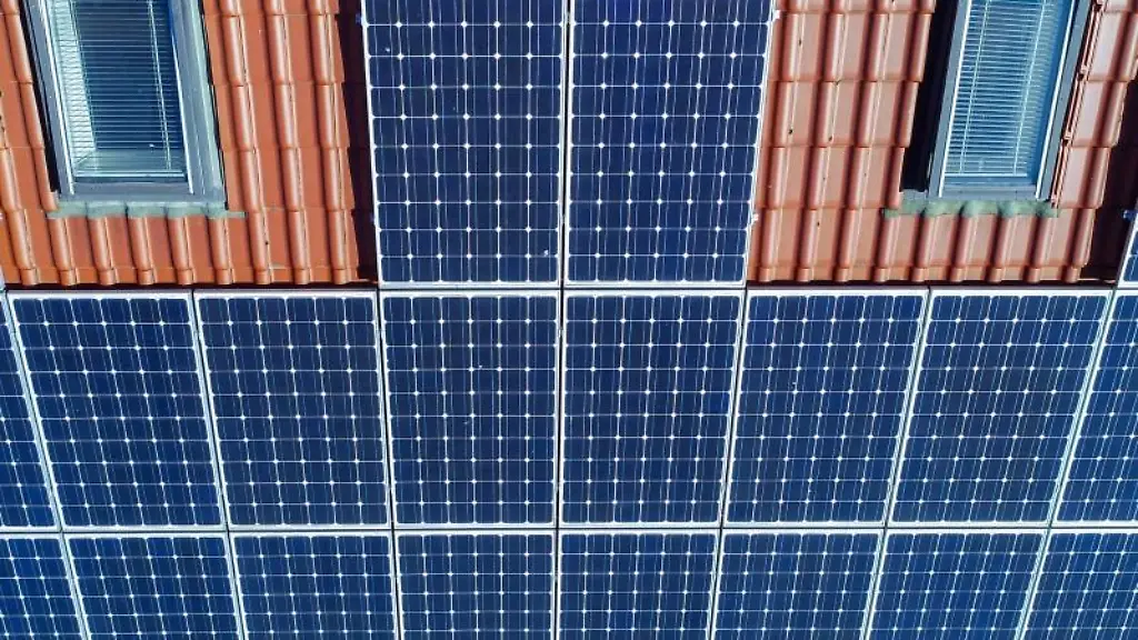 Eine-Photovoltaikanlage-ist-auf-einem-Eigenheim-angebracht