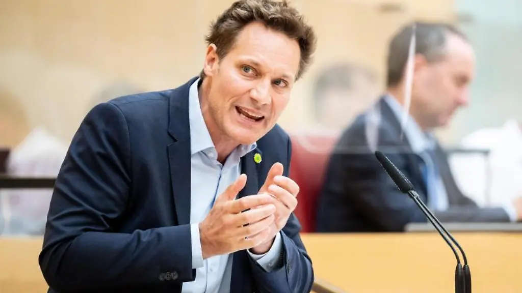 Ludwig-Hartmann-spricht-waehrend-der-Plenarsitzung-im-Bayerischen-Landtag