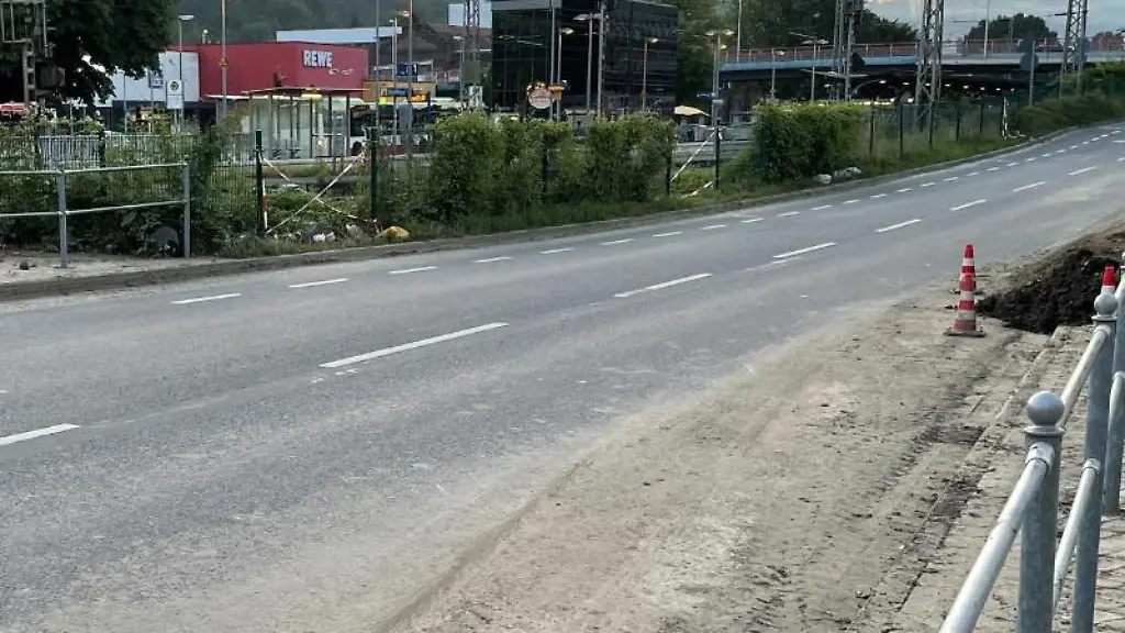 Auf-der-Strasse-haben-sich-zwei-Fahrzeuge-festgefahren