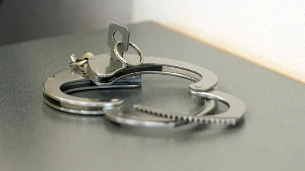 Handschellen-liegen-auf-einem-Tisch
