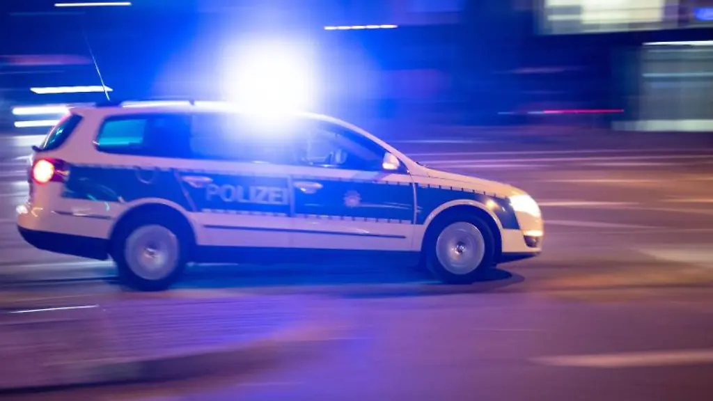 Ein-Streifenwagen-faehrt-durch-die-Innenstadt