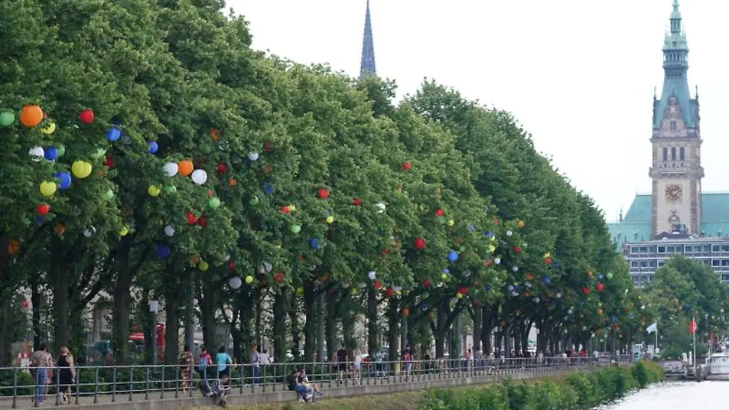 Lampions-haengen-in-den-Baeumen-an-der-Binnenalster-in-der-Innenstadt